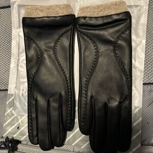Sophisticated Black Leather Gloves with Tan Cuffs